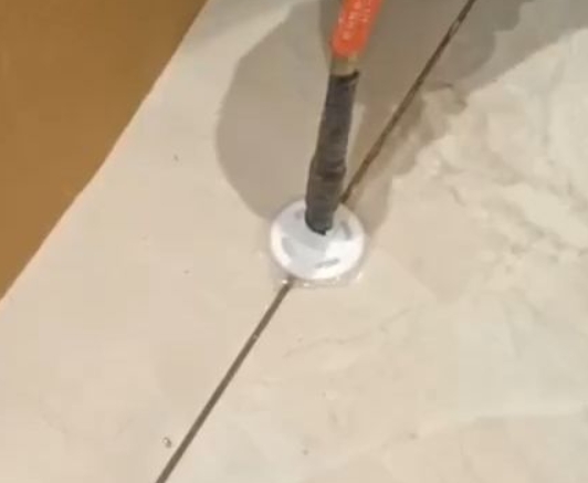 石阡瓷砖空鼓维修公司专业解答瓷砖在铺贴过程中，如果没有涂抹均匀到位的粘结材料（如水泥砂浆或瓷砖胶），可能会导致以下问题