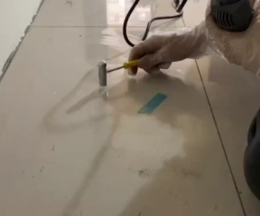 石阡瓷砖开裂维修公司专业分享瓷砖在铺贴前如果没有沥干水分，将会导致以下问题