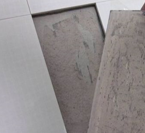 石阡瓷砖空鼓维修公司分享瓷砖铺贴时如果打浆（即涂抹在瓷砖背面和基层上的砂浆或瓷砖胶）过少，会带来以下问题